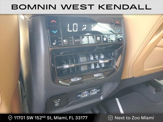 Photo of 2023 Diamond Black Crystal Pearlcoat Jeep Grand Cherokee