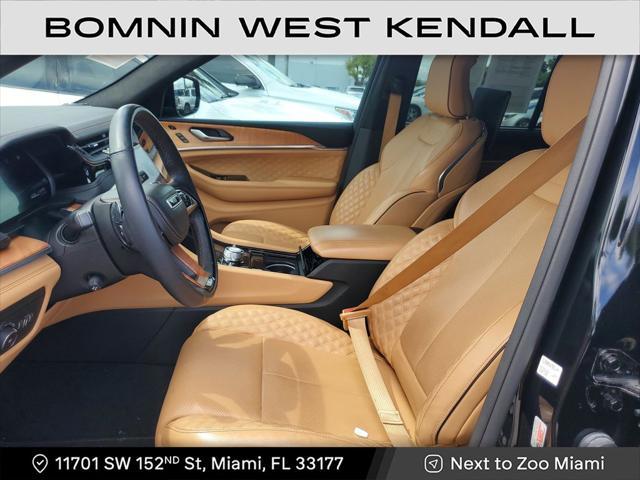 Photo of 2023 Diamond Black Crystal Pearlcoat Jeep Grand Cherokee