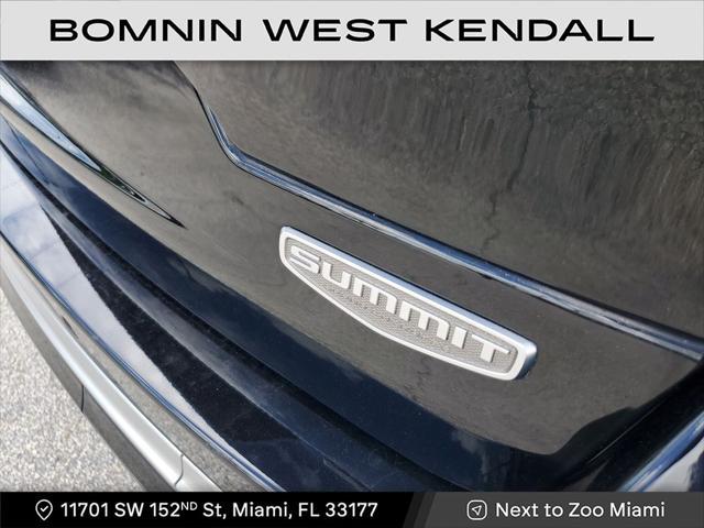 Photo of 2023 Diamond Black Crystal Pearlcoat Jeep Grand Cherokee