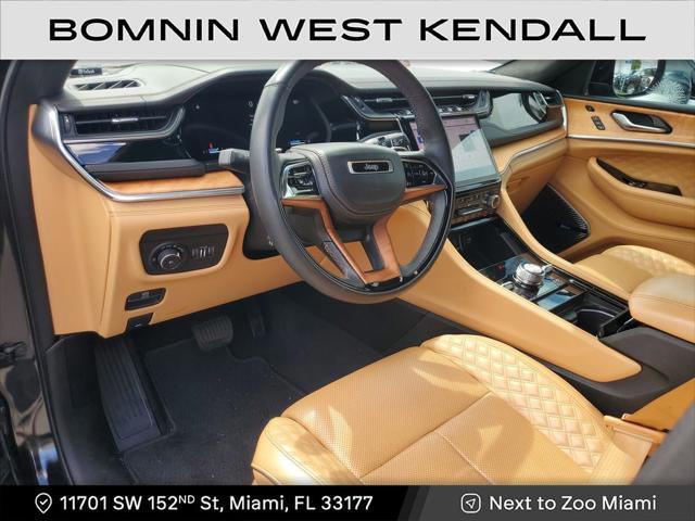 Photo of 2023 Diamond Black Crystal Pearlcoat Jeep Grand Cherokee