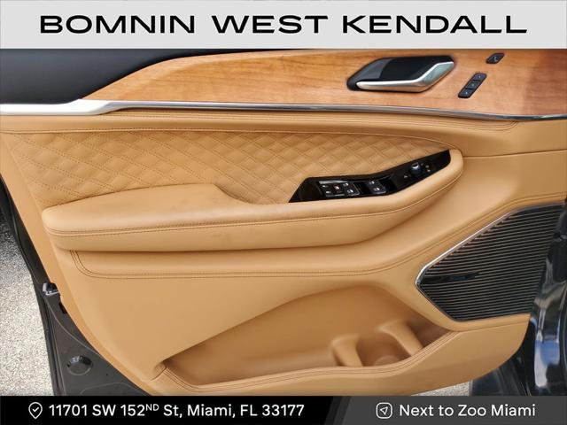 Photo of 2023 Diamond Black Crystal Pearlcoat Jeep Grand Cherokee