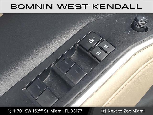 Photo of 2023 Midnight Black Metallic Toyota Highlander