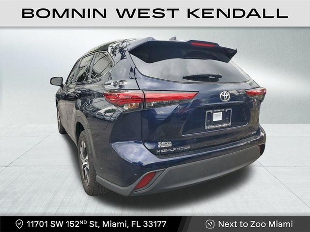 Photo of 2023 Midnight Black Metallic Toyota Highlander
