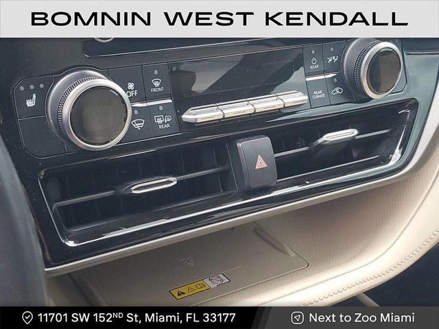 Photo of 2023 Midnight Black Metallic Toyota Highlander