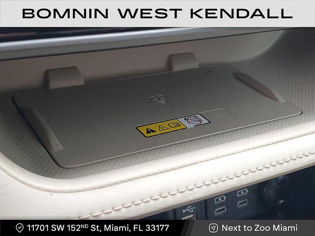Photo of 2023 Midnight Black Metallic Toyota Highlander