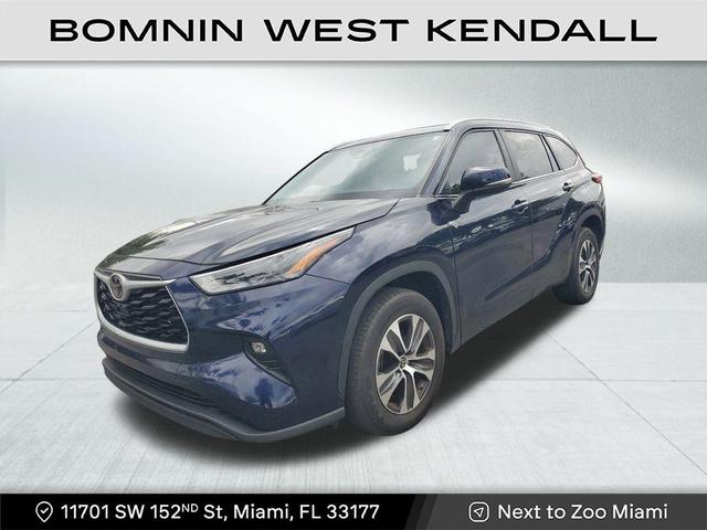 Photo of 2023 Midnight Black Metallic Toyota Highlander