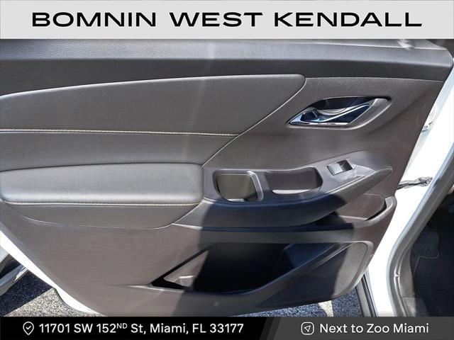 Photo of 2019 Summit White Chevrolet Traverse