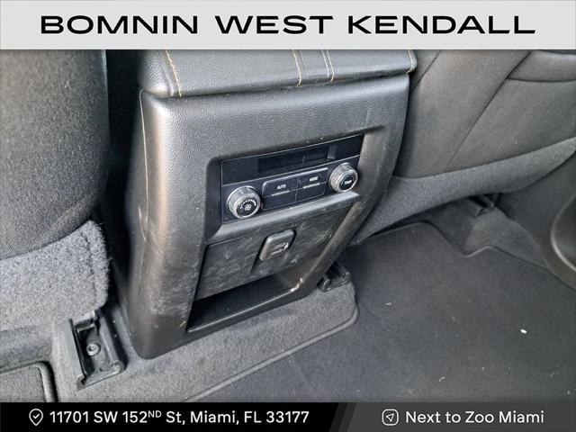 Photo of 2019 Summit White Chevrolet Traverse