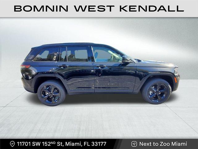Photo of 2025 Diamond Black Crystal Pearlcoat Jeep Grand Cherokee