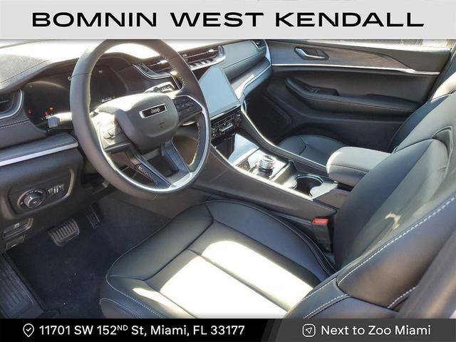 Photo of 2025 Diamond Black Crystal Pearlcoat Jeep Grand Cherokee