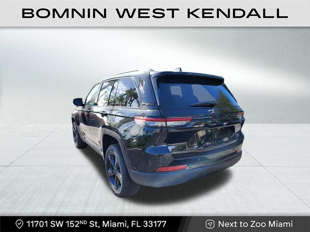 Photo of 2025 Diamond Black Crystal Pearlcoat Jeep Grand Cherokee