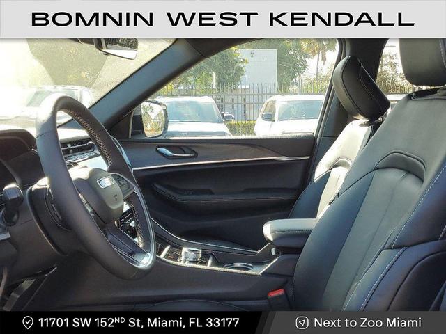 Photo of 2025 Diamond Black Crystal Pearlcoat Jeep Grand Cherokee