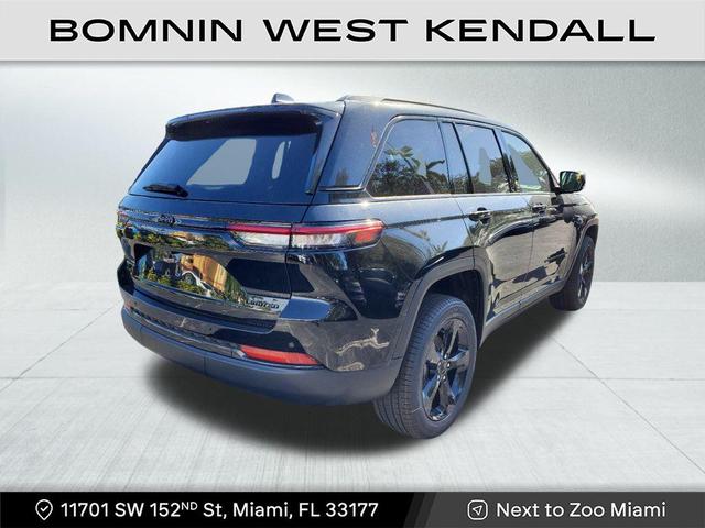Photo of 2025 Diamond Black Crystal Pearlcoat Jeep Grand Cherokee