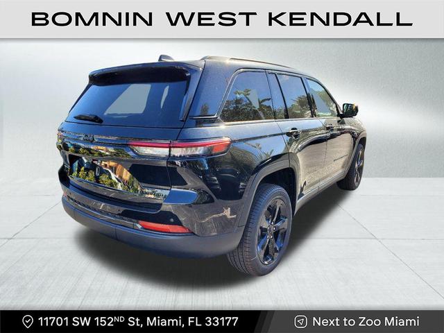 Photo of 2025 Diamond Black Crystal Pearlcoat Jeep Grand Cherokee