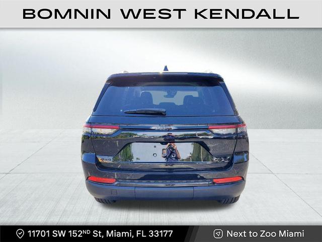 Photo of 2025 Diamond Black Crystal Pearlcoat Jeep Grand Cherokee
