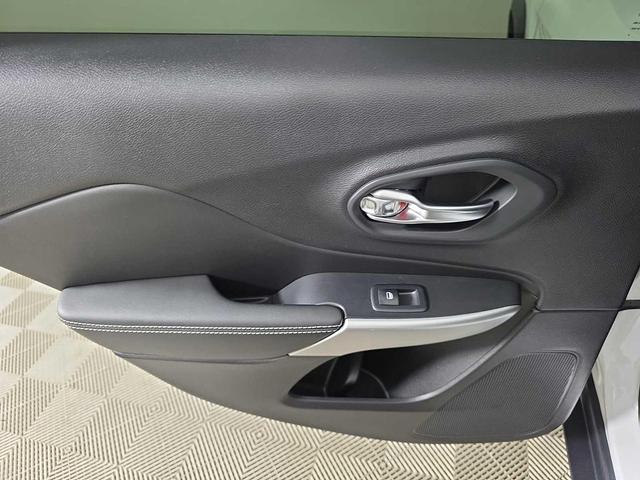 Photo of 2022 Bright White Clearcoat Jeep Cherokee