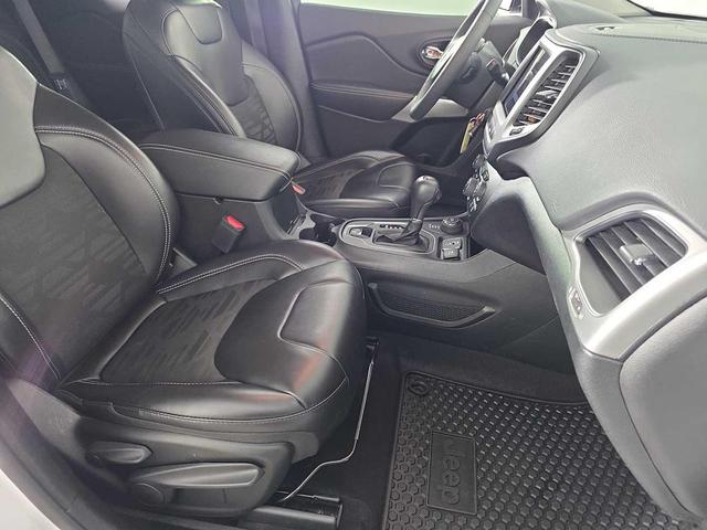 Photo of 2022 Bright White Clearcoat Jeep Cherokee