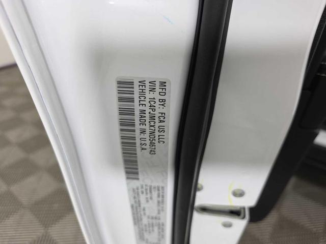 Photo of 2022 Bright White Clearcoat Jeep Cherokee