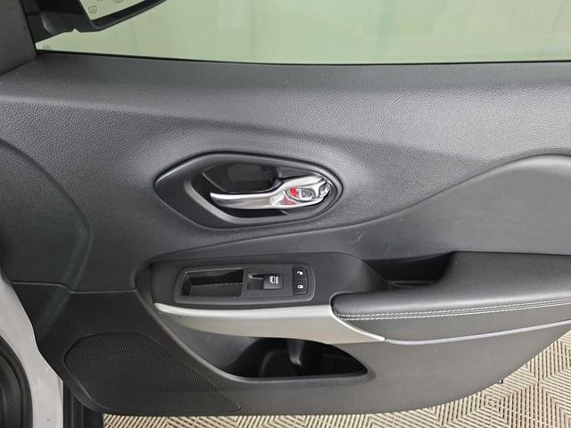 Photo of 2022 Bright White Clearcoat Jeep Cherokee