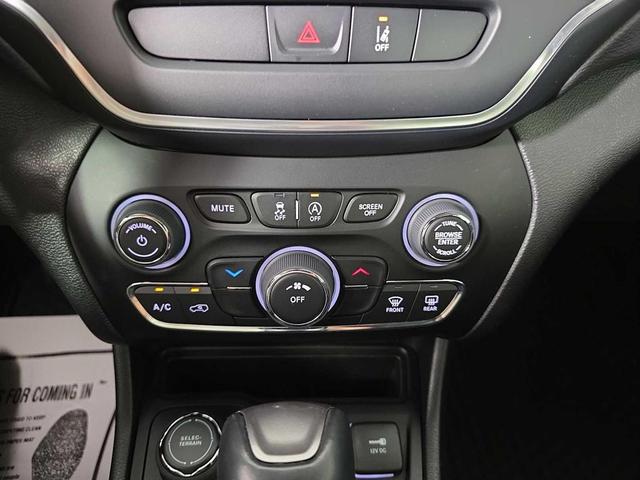 Photo of 2022 Bright White Clearcoat Jeep Cherokee