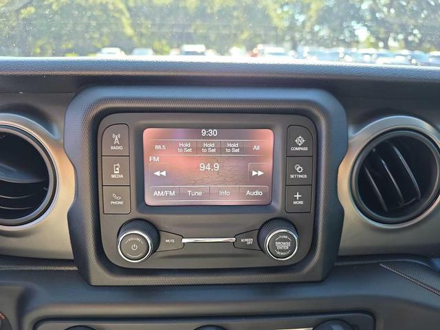 Photo of 2020 Bright White Clearcoat Jeep Gladiator