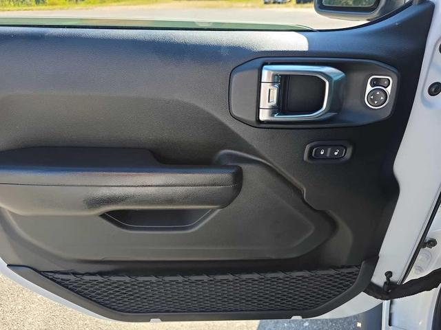 Photo of 2020 Bright White Clearcoat Jeep Gladiator