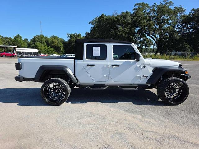 Photo of 2020 Bright White Clearcoat Jeep Gladiator