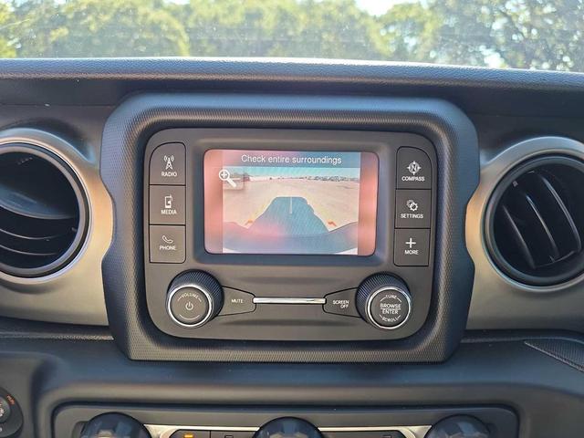 Photo of 2020 Bright White Clearcoat Jeep Gladiator