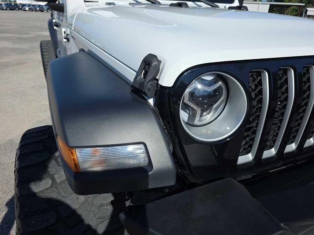 Photo of 2020 Bright White Clearcoat Jeep Gladiator