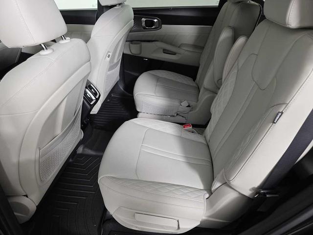 Photo of 2025 Aurora Black Pearl Kia Sorento Hybrid