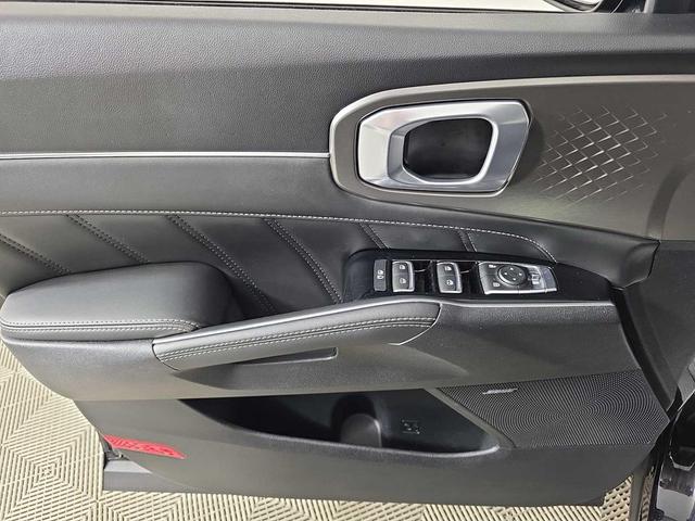Photo of 2021 Ebony Black Kia Sorento