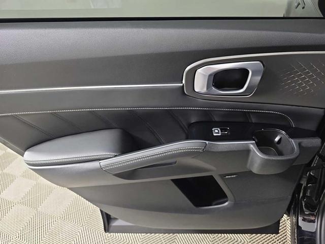 Photo of 2021 Ebony Black Kia Sorento