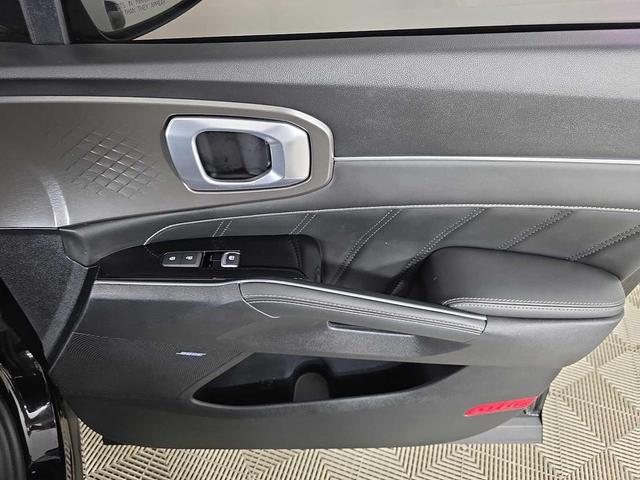 Photo of 2021 Ebony Black Kia Sorento