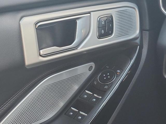 Photo of 2022 Star White Metallic Tri-Coat Ford Explorer