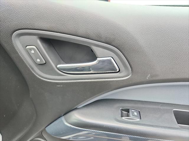 Photo of 2018 Summit White Chevrolet Colorado