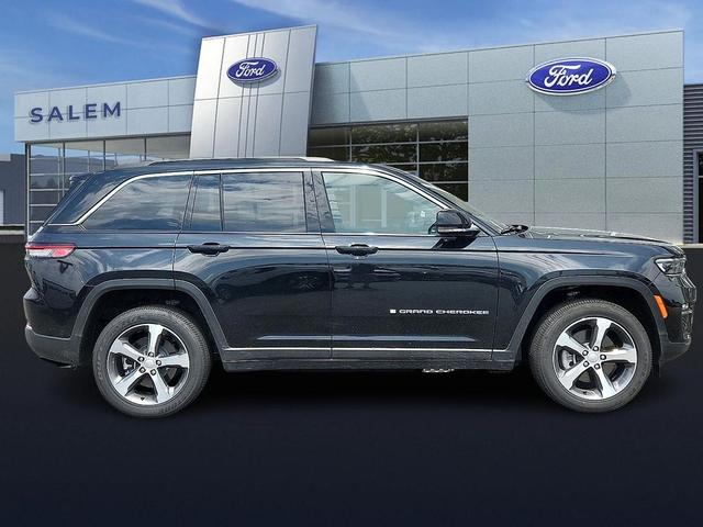 Photo of 2024 Diamond Black Crystal Pearlcoat Jeep Grand Cherokee 4xe
