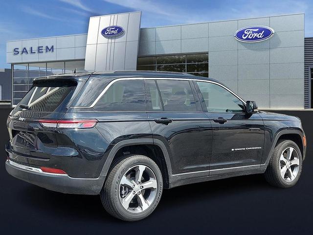 Photo of 2024 Diamond Black Crystal Pearlcoat Jeep Grand Cherokee 4xe