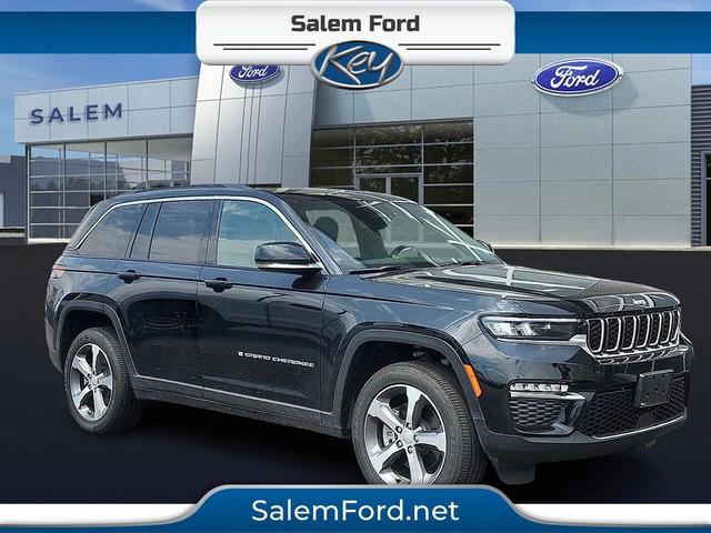 Photo of 2024 Diamond Black Crystal Pearlcoat Jeep Grand Cherokee 4xe