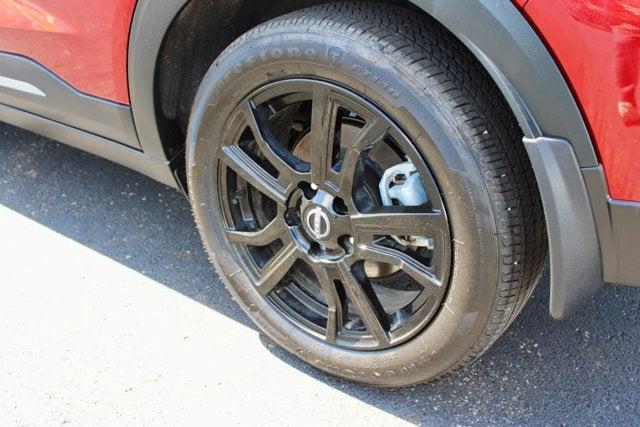 Photo of 2024 Scarlet Ember Tintcoat/Super Black Nissan Kicks