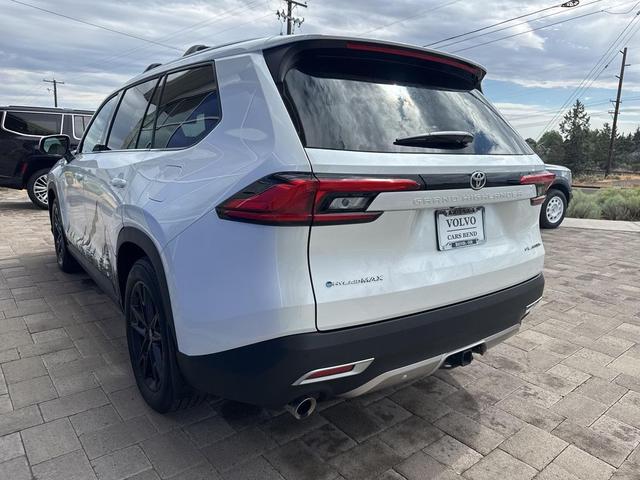Photo of 2024 White Toyota Grand Highlander Hybrid