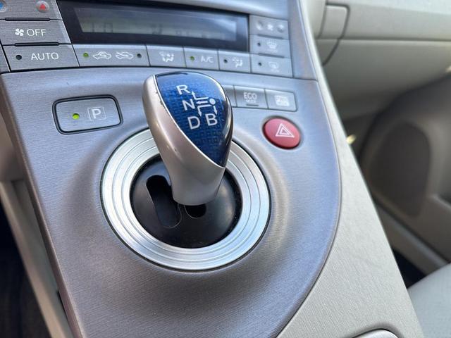 Photo of 2012 White Toyota Prius