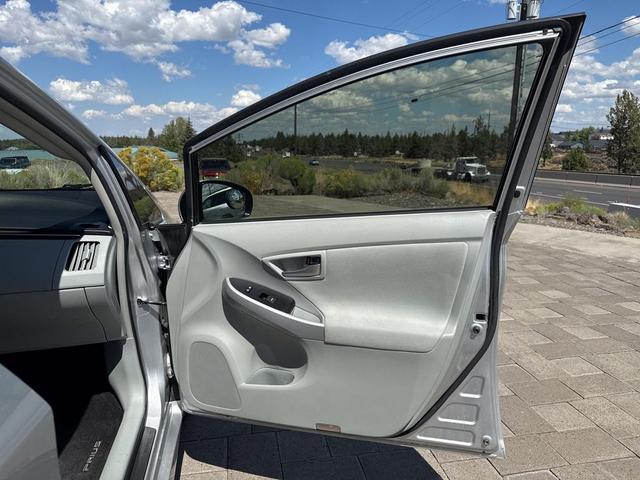 Photo of 2012 White Toyota Prius