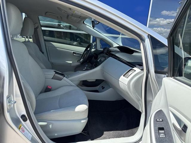 Photo of 2012 White Toyota Prius