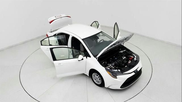 Photo of 2022 White Toyota Corolla Hybrid