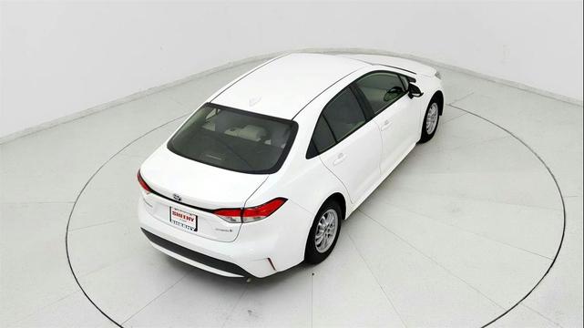 Photo of 2022 White Toyota Corolla Hybrid