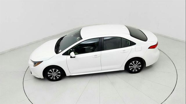 Photo of 2022 White Toyota Corolla Hybrid
