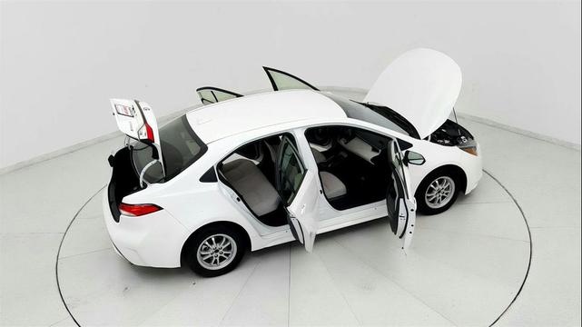 Photo of 2022 White Toyota Corolla Hybrid