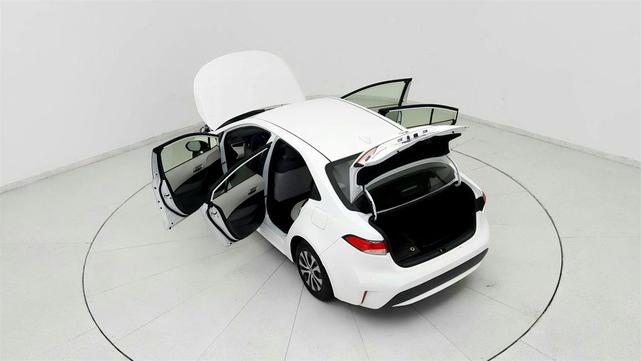 Photo of 2022 White Toyota Corolla Hybrid
