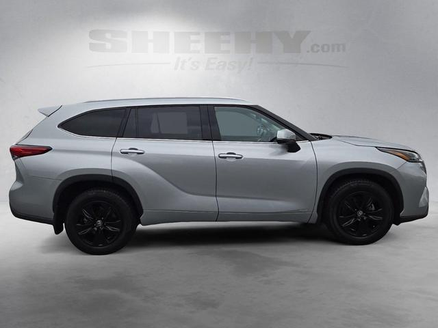 Photo of 2022 Celestial Silver Metallic Toyota Highlander Hybrid