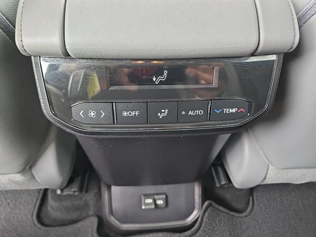 Photo of 2022 Celestial Silver Metallic Toyota Highlander Hybrid